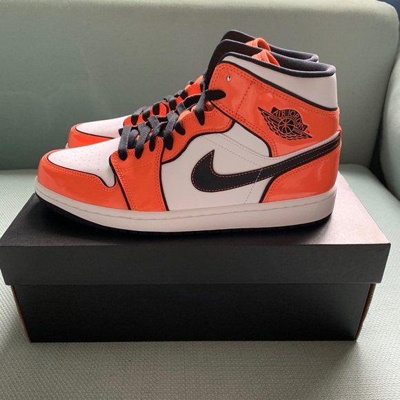 AJ1 Mid SE - “turf orange” men’s 9.5 - Picture 2 of 6